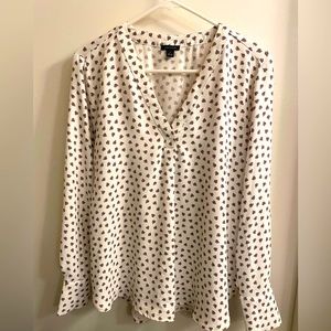 Ann Taylor Top Blouse Medium White, Red, Black Heart Designs V- Shaped Neck